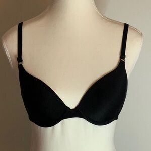 Maidenform 32B Black Bra.  Never worn.